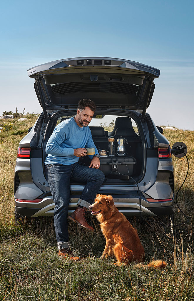 SEAL U DM-i - man with dog enjoying the outdoors